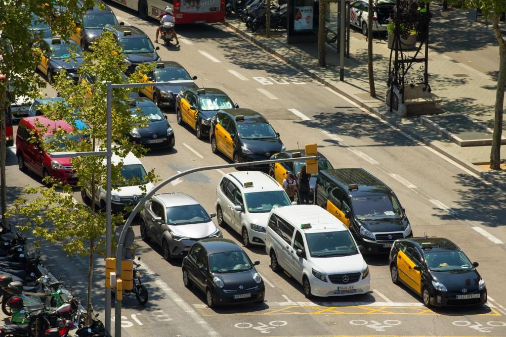 Taxistas de Barcelona mantienen las concentraciones en el centro de la ciudad.