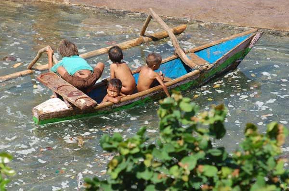 Los sumbaneses aprenden a navegar casi antes que a caminar