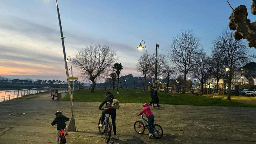 Alumbrado público en el paseo y el parque infantil de A Ramallosa. / FdV