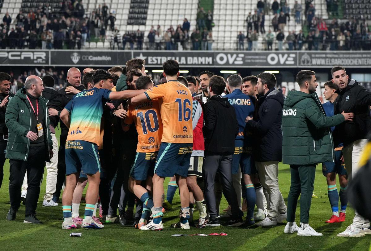 Galería | Nuevas imágenes del 'espectáculo' de los acompañantes del Racing en tribuna