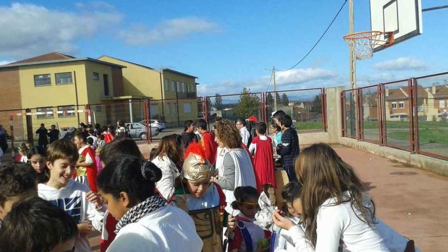 Escolares del Sansueña de Santibáñez de Vidriales en el magosto del año pasado.