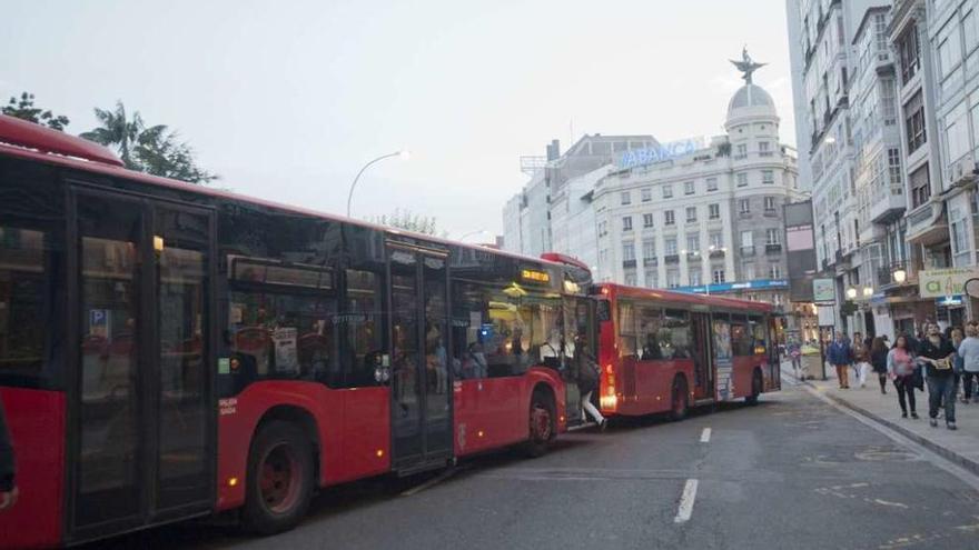 Dos buses urbanos en el Cantón Pequeño.