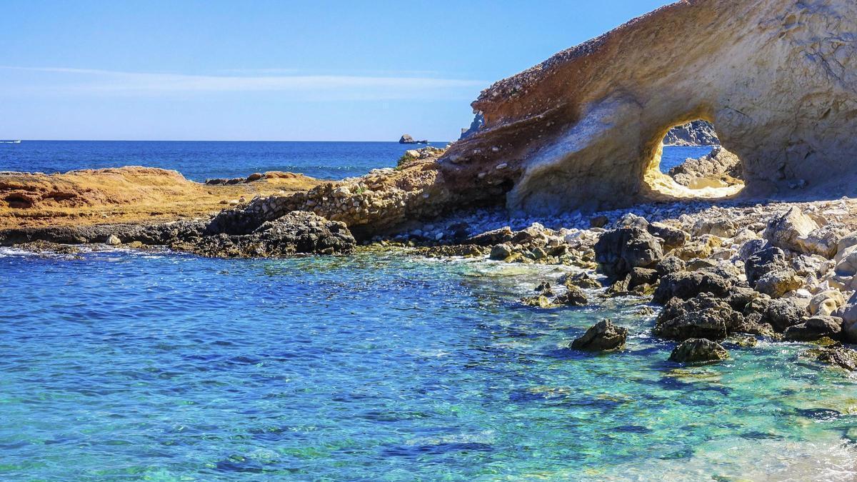 Las tres calas que casi nadie conoce en Alicante: estarás prácticamente solo si consigues llegar a ellas