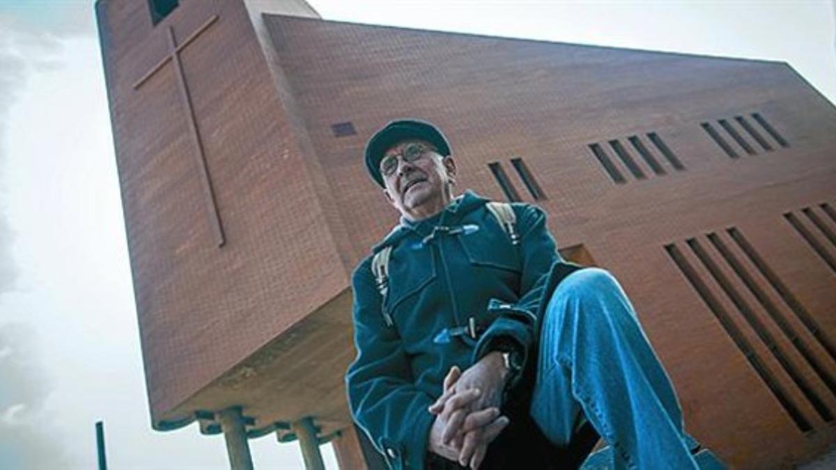 El gran santuario Mare de Déu del Mont CarmelGODOY SE HA INTERESADO MUCHO POR EL ORIGEN DEL BARRIO EN EL QUE VIVE, DONDE EN 1864 SE LEVANTÓ LA ERMITA QUE DIO PASO AL GRAN TEMPLO.