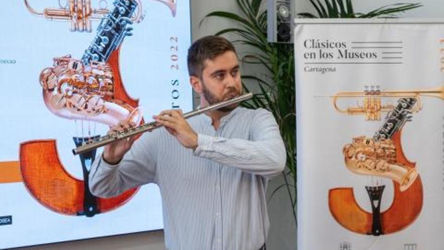 Pablo Alcántara toca una pieza con la flauta travesera. | AYTO CARTAGENA