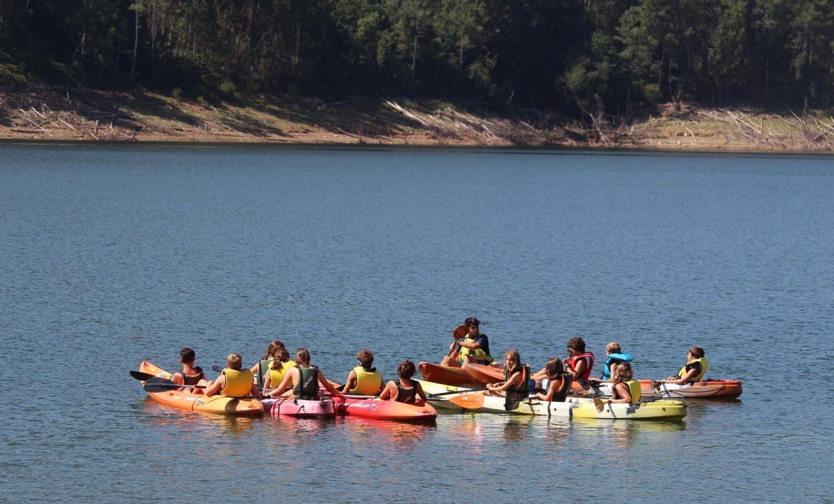 Actividades náuticas en el pantano en Brocos.