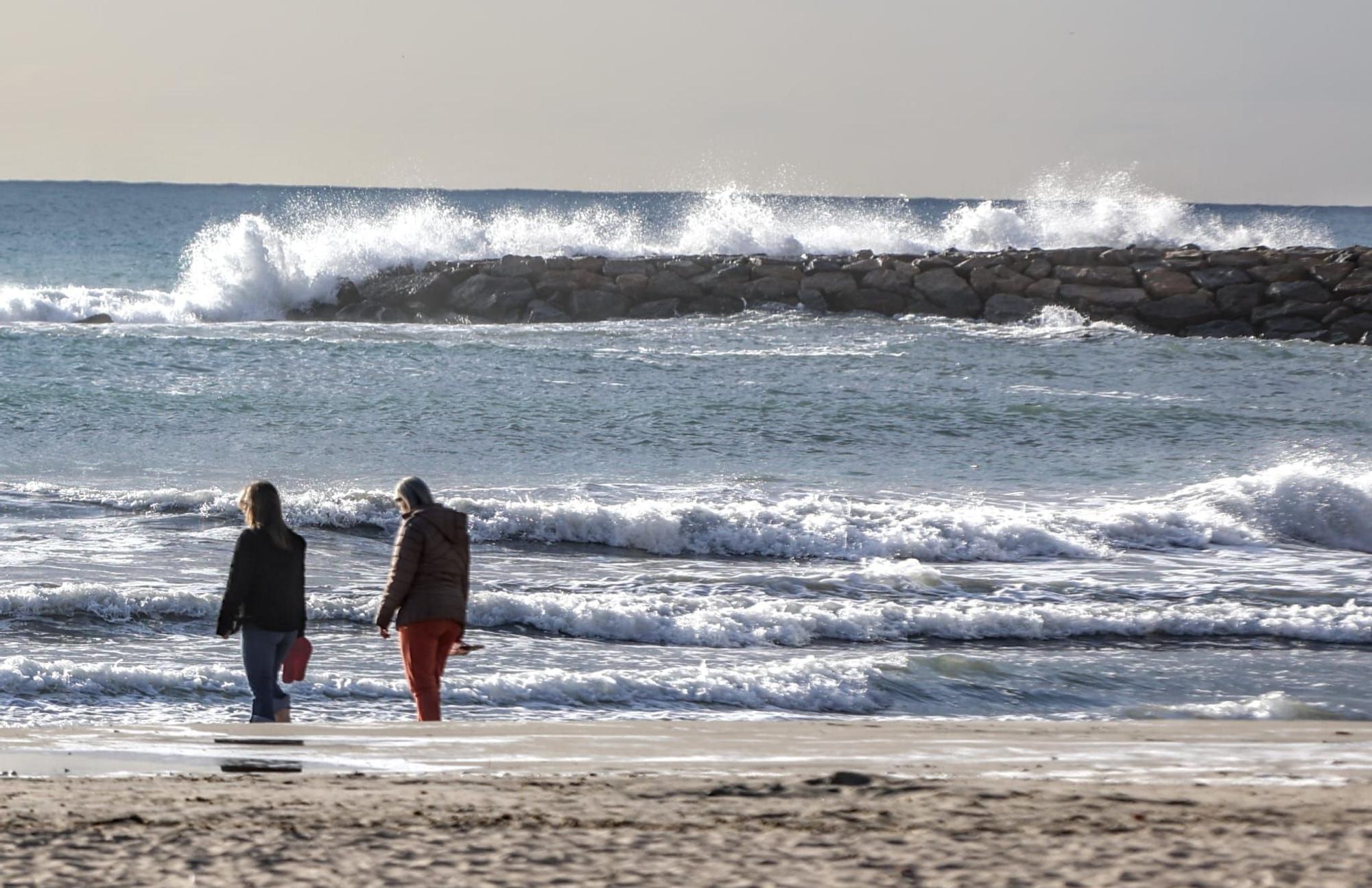 El temporal de Isaack golpea la playa del Postiguet de Alicante