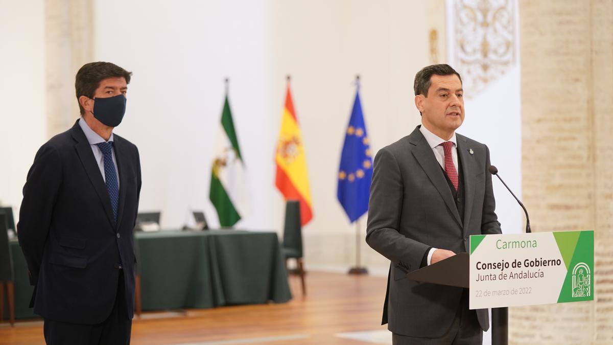 El presidente de la Junta, Juanma Moreno, interviene acompañado por Juan Marín.