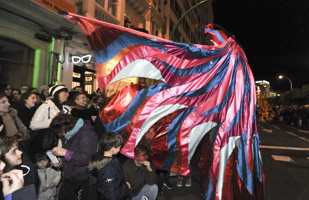 Los Reyes Magos recorren la ciudad desde O Castrillón hasta la plaza de María Pita.