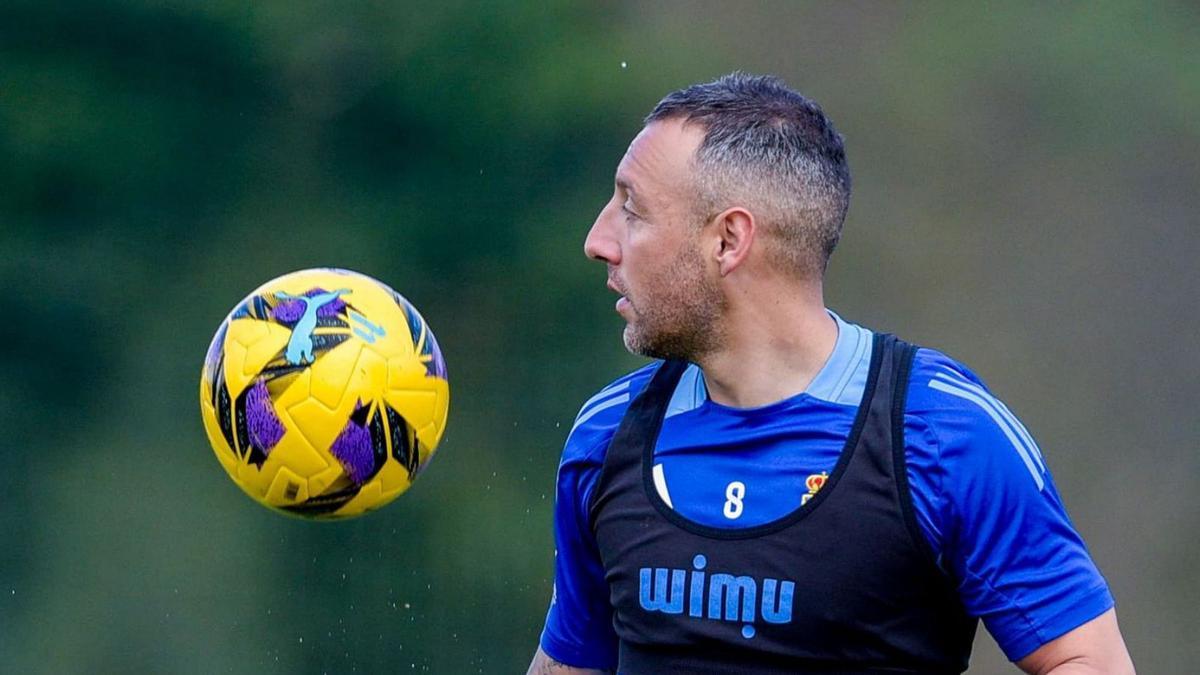 Santi Cazorla, durante un entrenamiento en El Requexón. | REAL OVIEDO