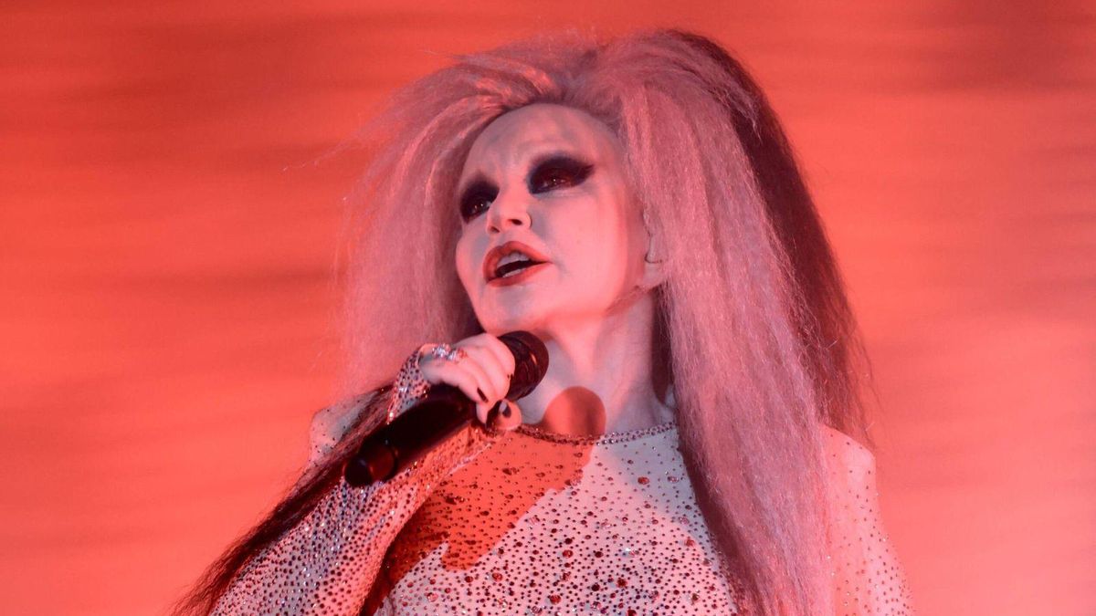 Alaska, ayer, durante el concierto. | JUAN PLAZA