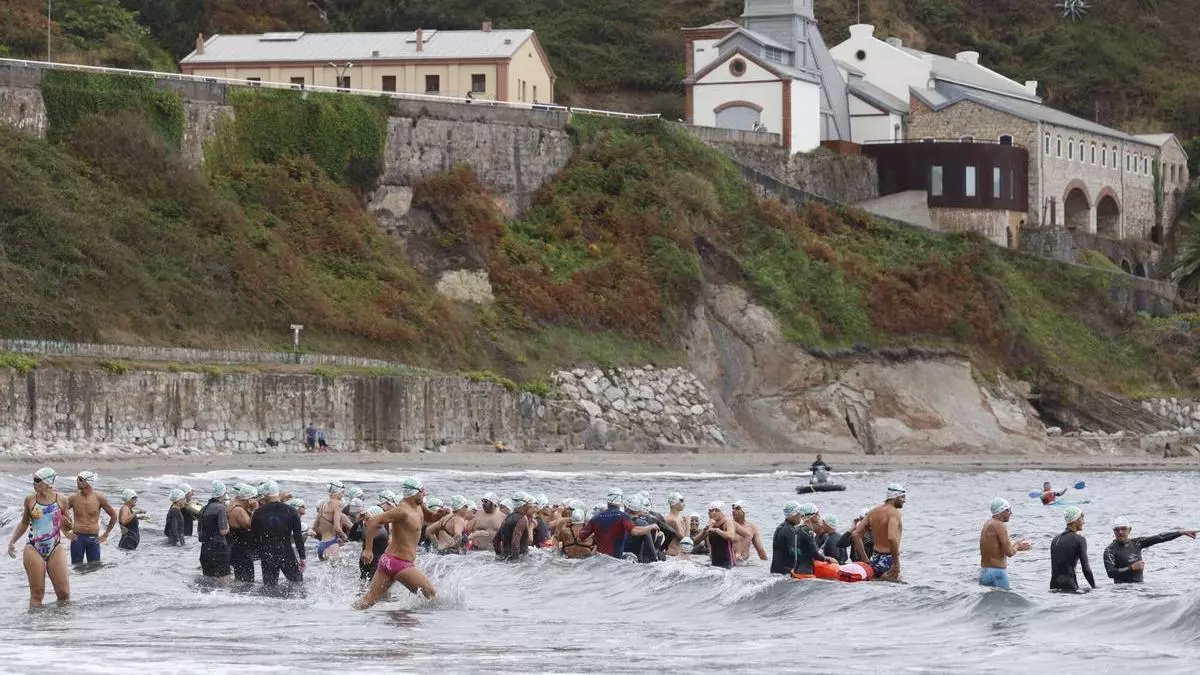 La travesía a nado de Arnao a Salinas vuelve a conquistar el mar Cantábrico