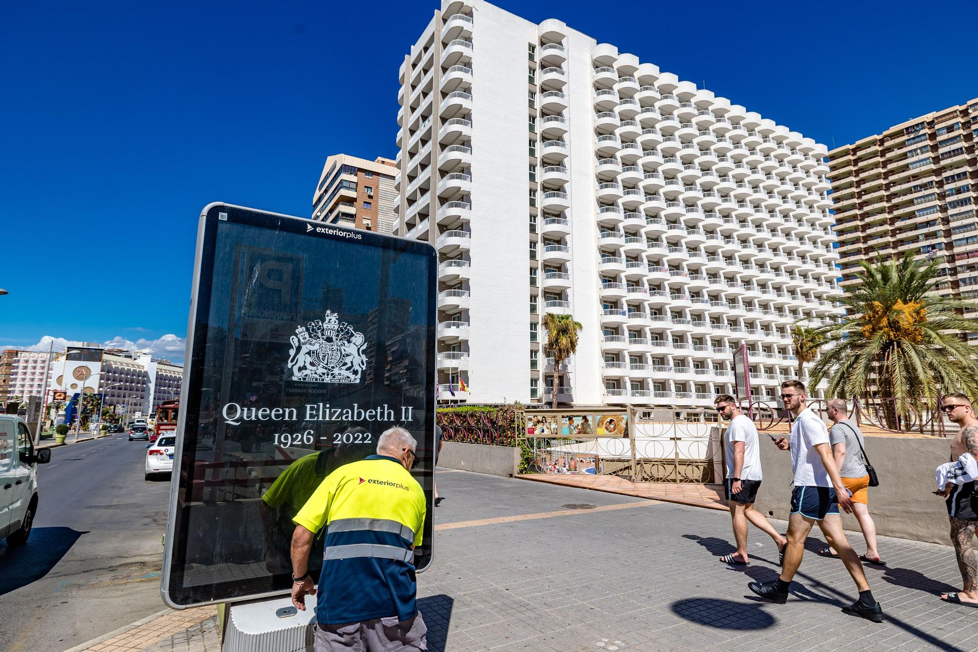 También están colocando en esta zona mupis con la foto de Isabel II para a montar un espacio de homenaje y recuerdo durante estos días.