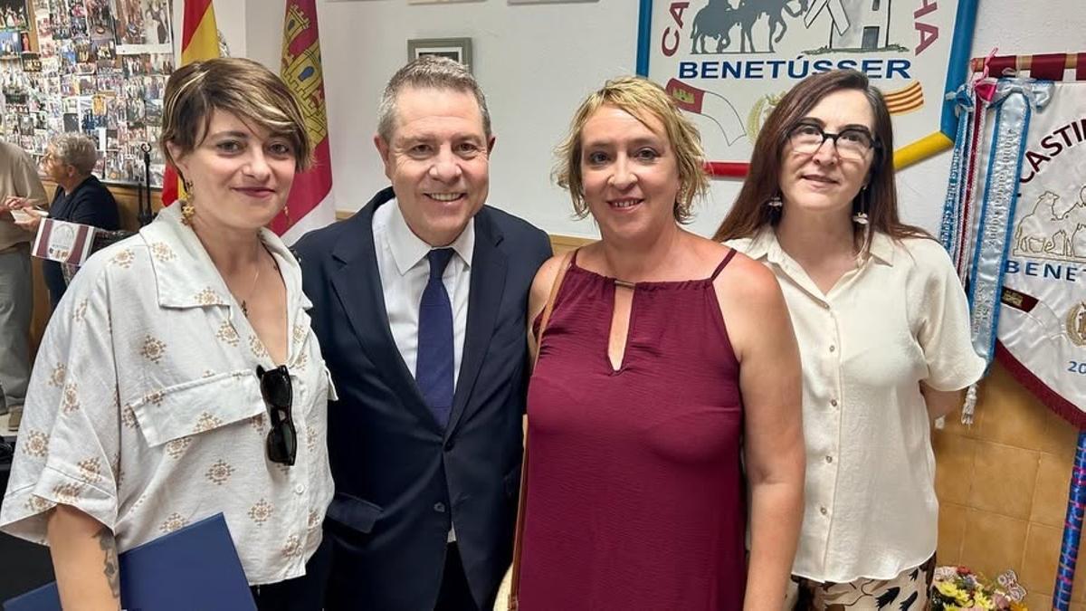 La alcaldesa de Benetússer, Eva Sanz, y las dos concejalas, con García-Page.
