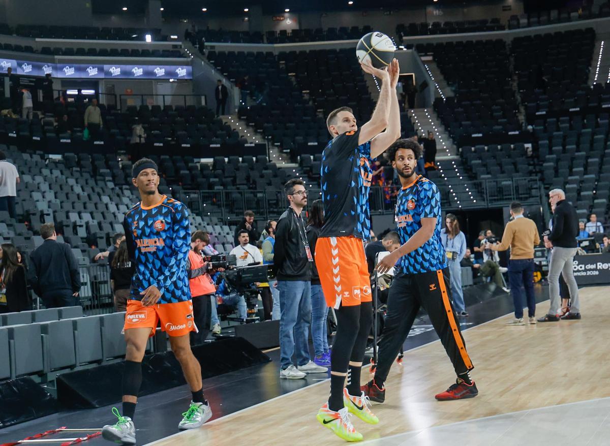 López-Arostegui lanza a canasta antes del Valencia Basket - Real Madrid de Copa.