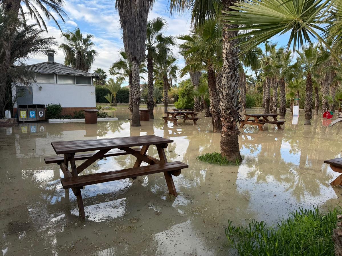 El temporal pone en jaque un camping de Sagunt