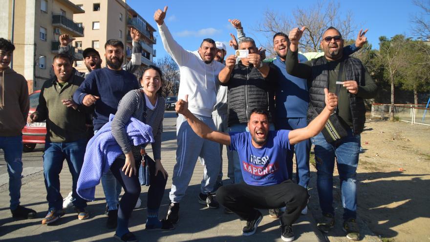 Eufòria al barri del Culubret de Figueres: «M&#039;havien tallat la llum, l&#039;aigua, el gas... ara ho podrem pagar tot»