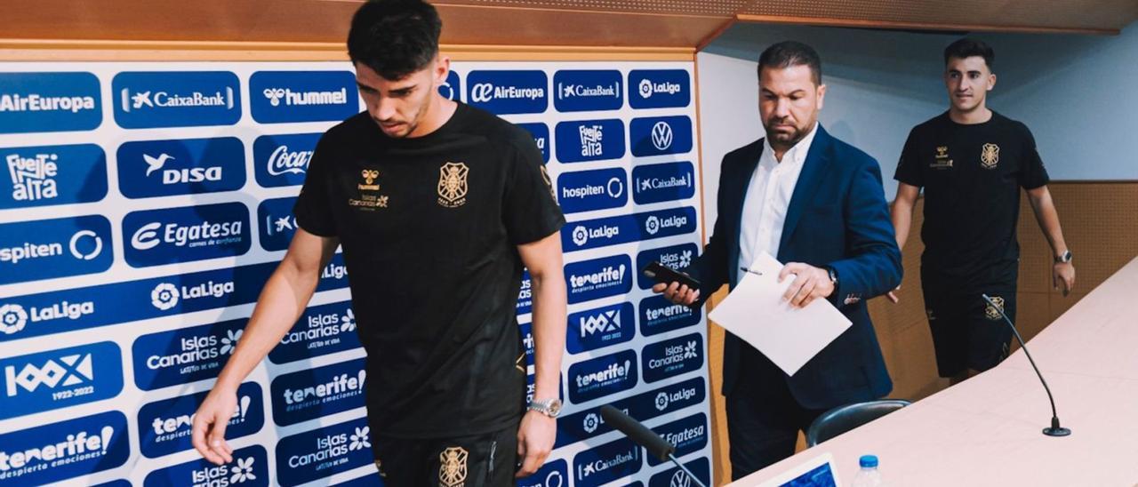 Juan Carlos Cordero, en el centro, en las presentaciones de Waldo y Aitor como nuevos refuerzos blanquiazules.