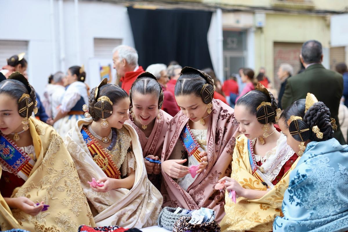 La falla El Quarantahuit mantiene viva la tradición de las bolilleras