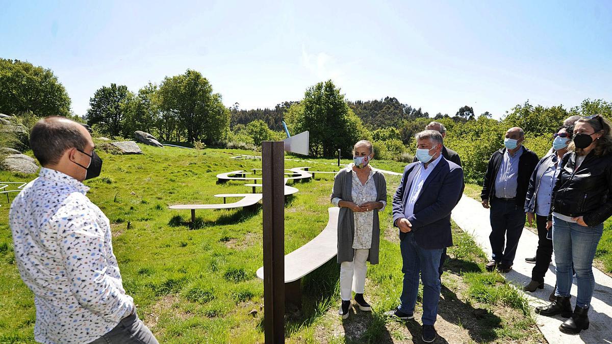 Carmela Silva e Manuel Cuiña escoitan as explicacións técnicas 
durante a inauguración das obras de musealización que tivo lugar 
onte no Castro de Toiriz, ás aforas de Silleda.   | // BERNABÉ/JAVIER LALÍN