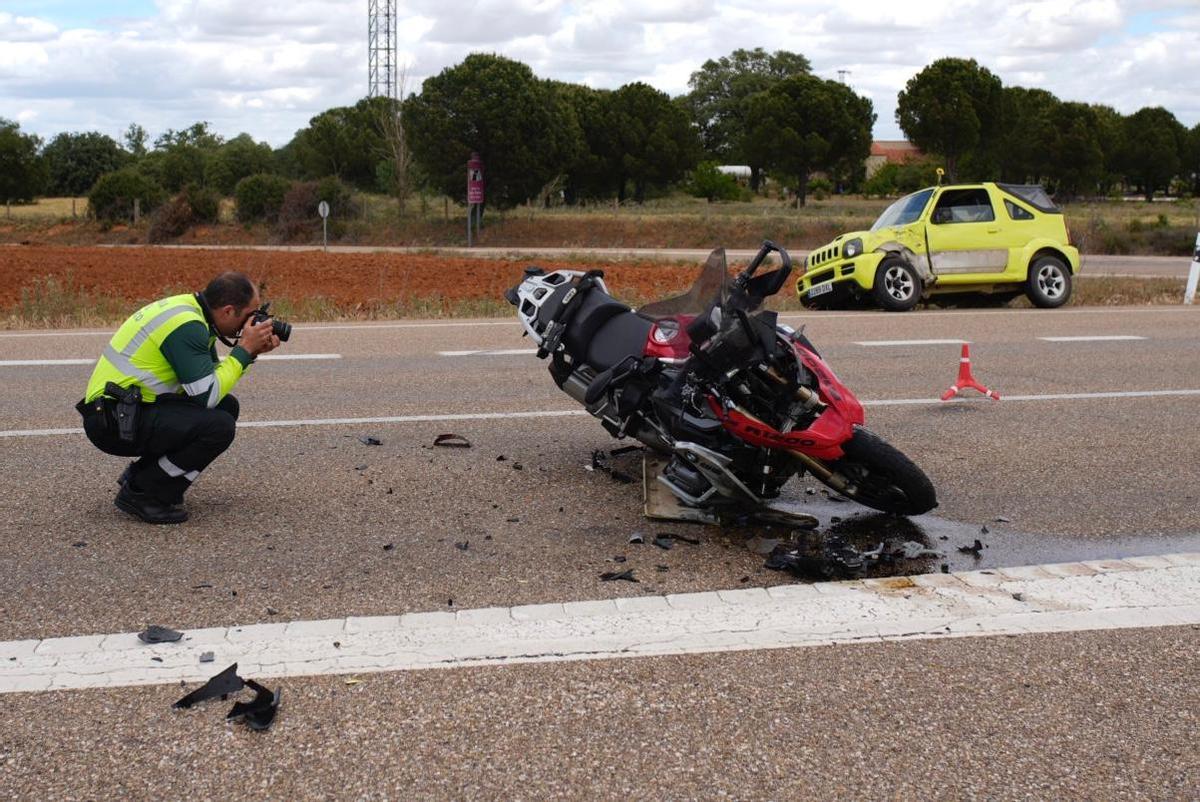 Un agente de la Guardia Civil de Zamora toma fotografías del accidente en la N-122
