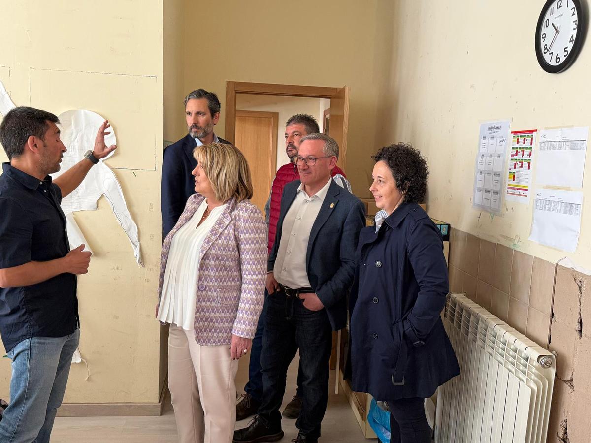 Tomasa Hernández en su visita a un centro de Teruel.