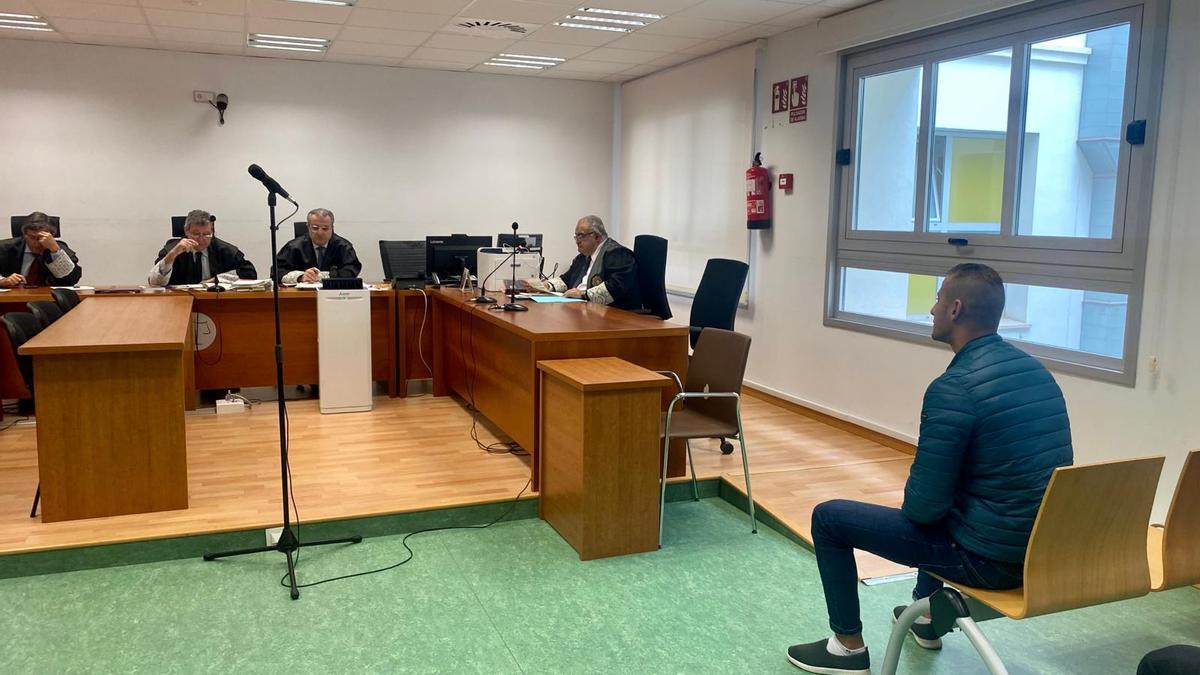 El acusado este martes ante el tribunal de la Audiencia de Alicante que le ha juzgado. Al fondo a la derecha, el fiscal.