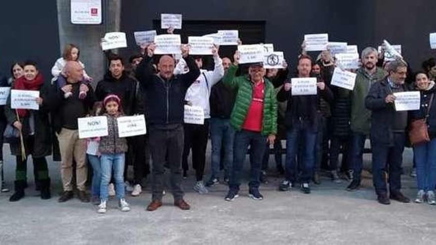 Vecinos de Navia, en una reciente concentración a la entrada de la sala de apuestas. // FdV