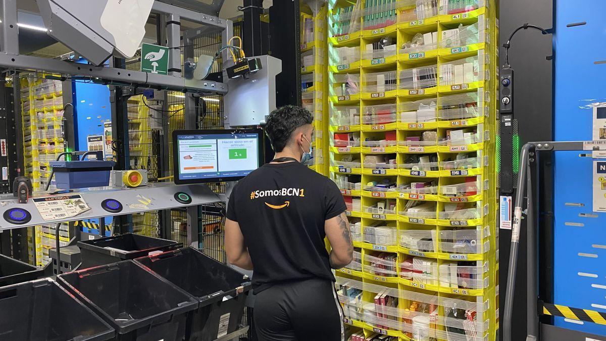 Un empleado de Amazon incorpora productos al almacén de Amazon en El Prat.