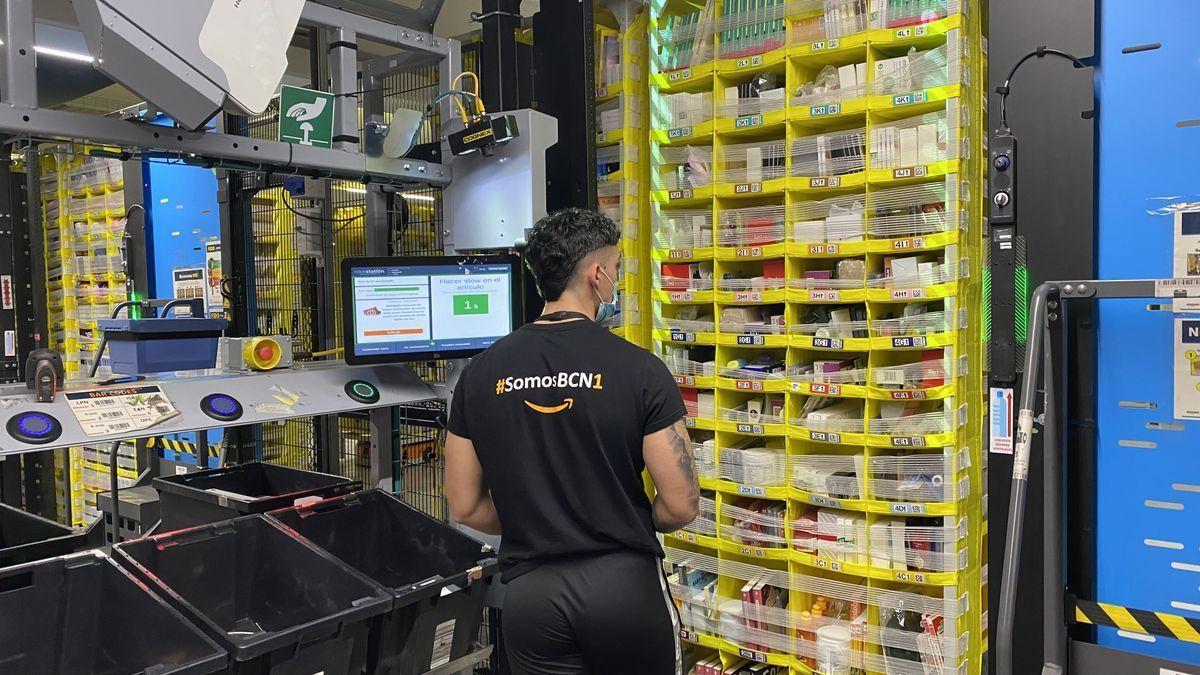 Un empleado de Amazon incorpora productos al almacén de Amazon en El Prat. Un empleado de Amazon incorpora productos al almacén de Amazon en El Prat.