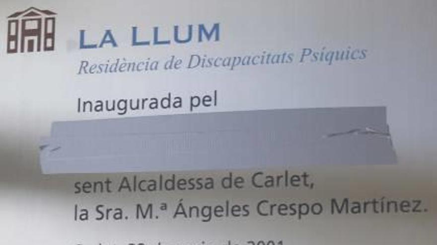 Carlet retirará dos placas de edificios que inauguró Blasco