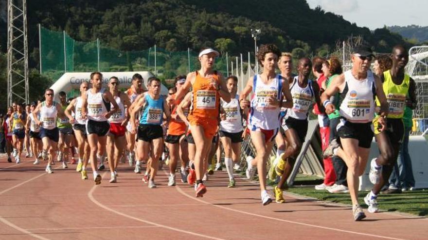 Una imagen de la salidade la carrera, realizada en el poliesportiu municipal de Pollença.