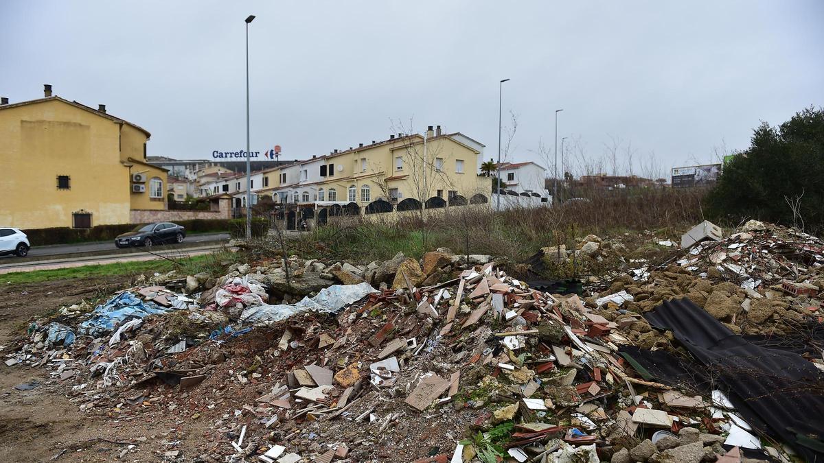 Aspecto de la escombrera frente a Los Pitufos de Plasencia