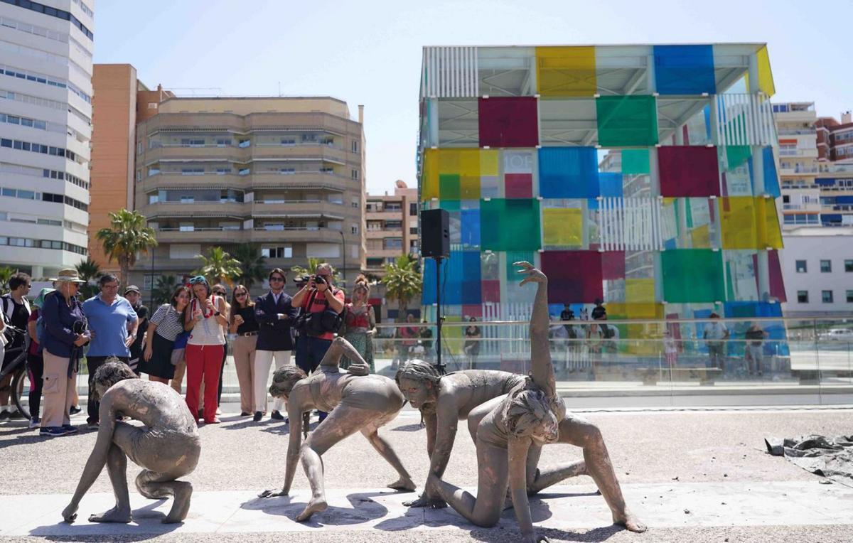 La Fura dels Baus representó ayer un cuadro de 'SONS: ser o no ser' junto al cubo del Pompidou. | ÁLEX ZEA