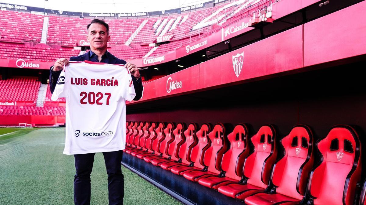 Luis García Plaza ya posa con sus nuevos colores.