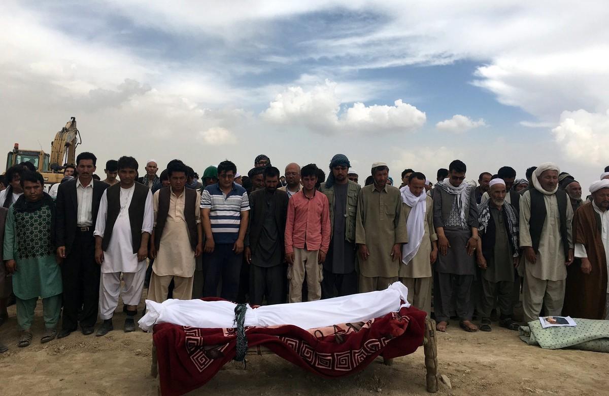KAB01. Kabul (Afghanistan), 24/07/2016.- People attend the funeral of the victims a day after a suicide bomb attack in Kabul, Afghanistan, 24 July 2016. According to reports at least 80 people were killed and more than 550 injured when a bomb exploded a day before in Kabul, as thousands of people from Hazara minority were protesting the proposed route of the Turkmenistan, Uzbekistan, Tajikistan, Afghanistan and Pakistan (TUTAP) power line, calling on the government to re-route the line through Bamiyan province which has a majority of Hazara population. (Afganistán, Atentado, Tadjikistan) EFE/EPA/JAWAD JALALI