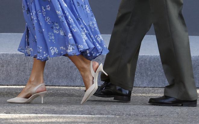 Los zapatos destalonados y con tacón bajo de la reina Letizia en el Día de la Hispanidad 2023