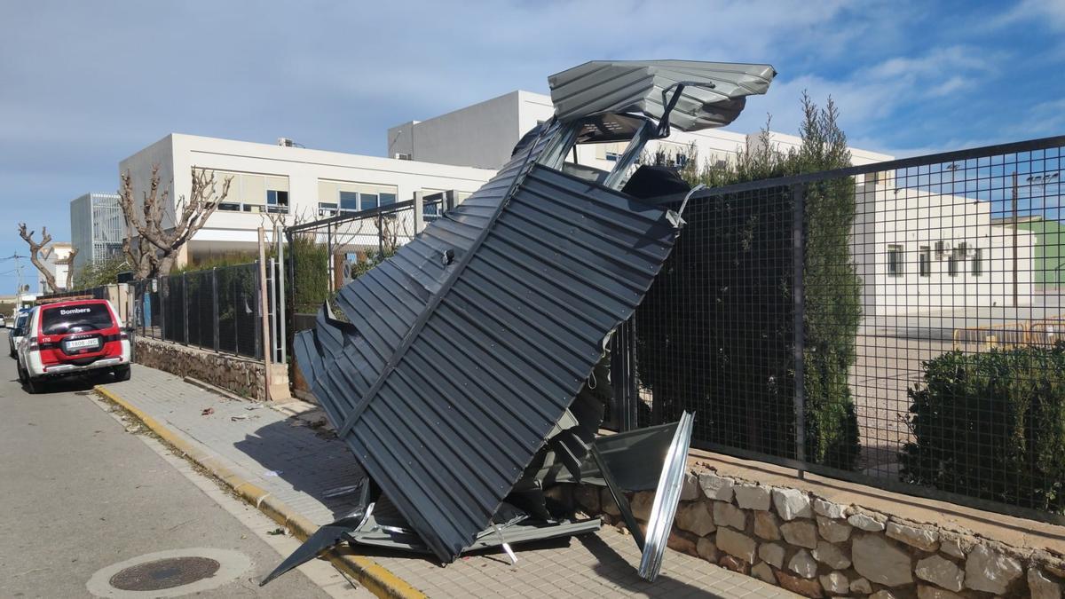 Pérgola arrancada y retorcida por el viento junto al colegio de Ondara