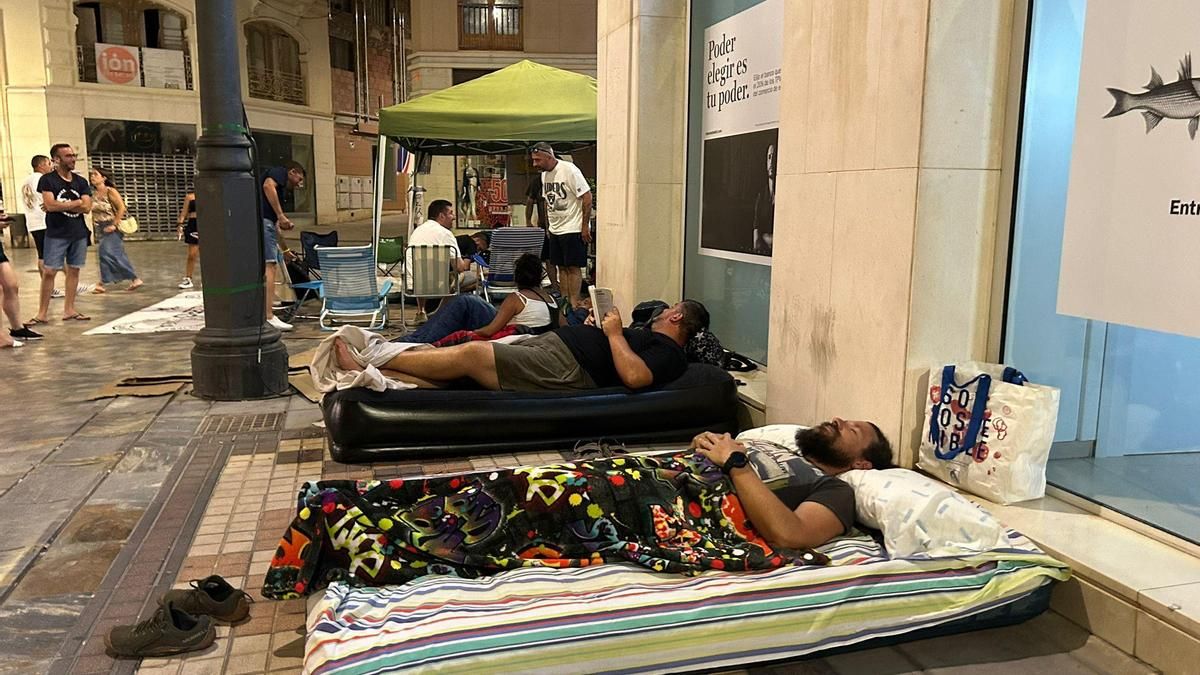 Algunos huelguistas en la plaza Castellini.