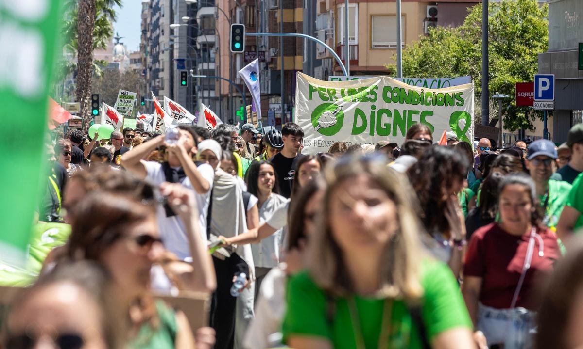 Las calles de Alicante se tiñen de verde por la manifestación de profesores el primer día de huelga de educación