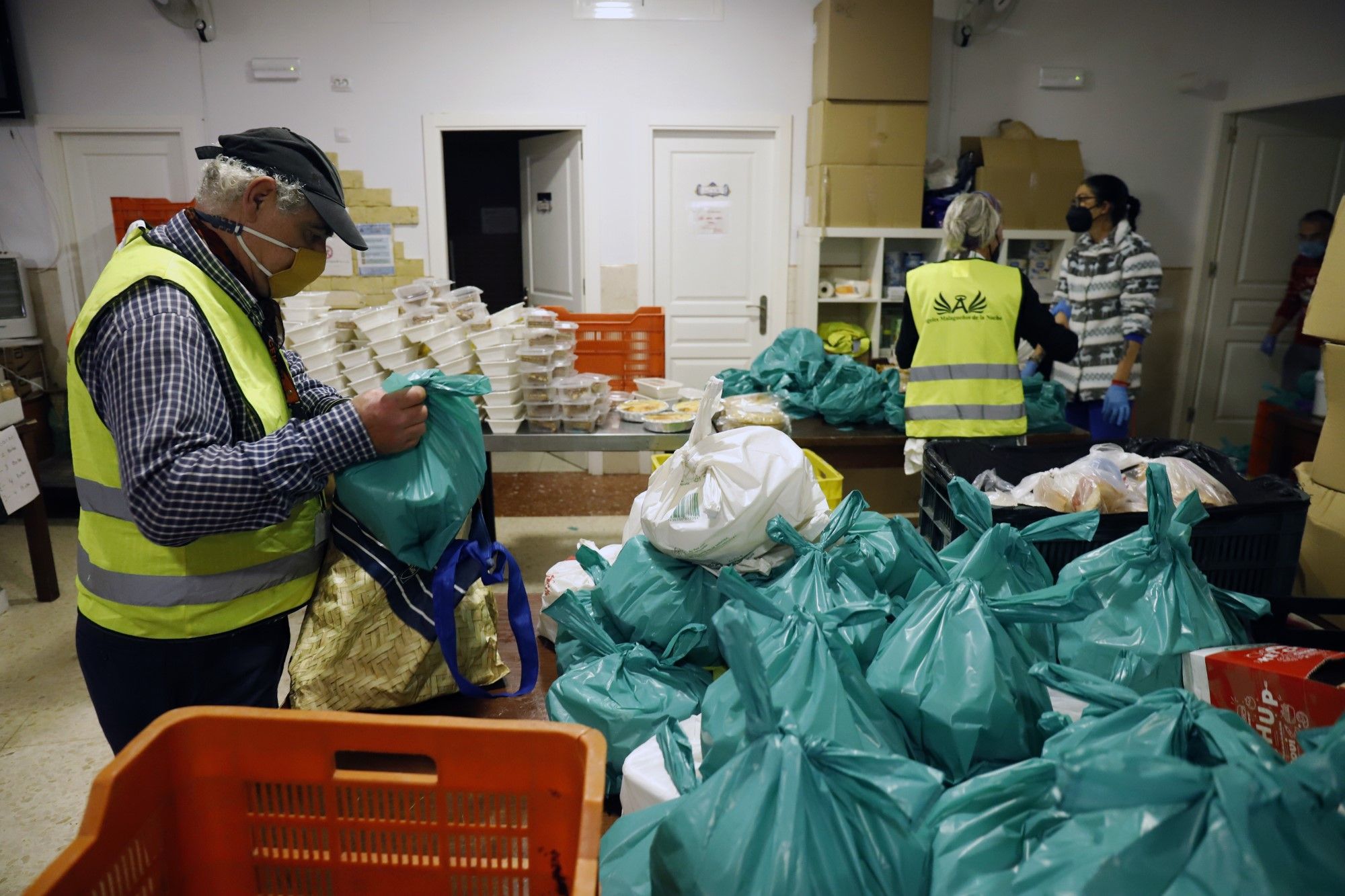 Los Ángeles Malagueños de la Noche reparten sus menús de Nochebuena