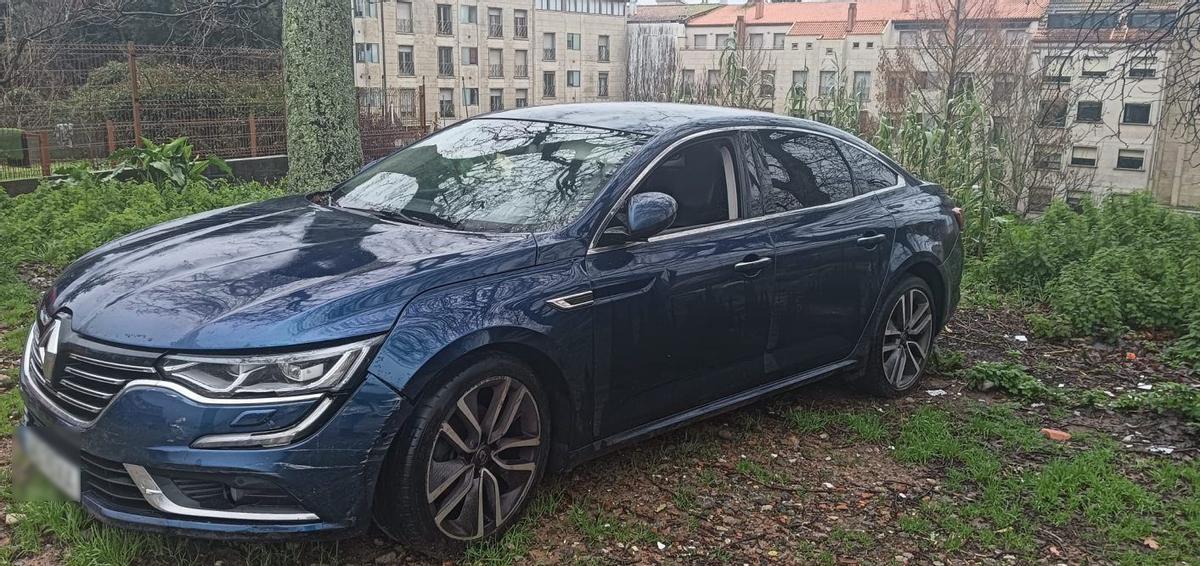 Un coche de lujo, abandonado en Altamira.