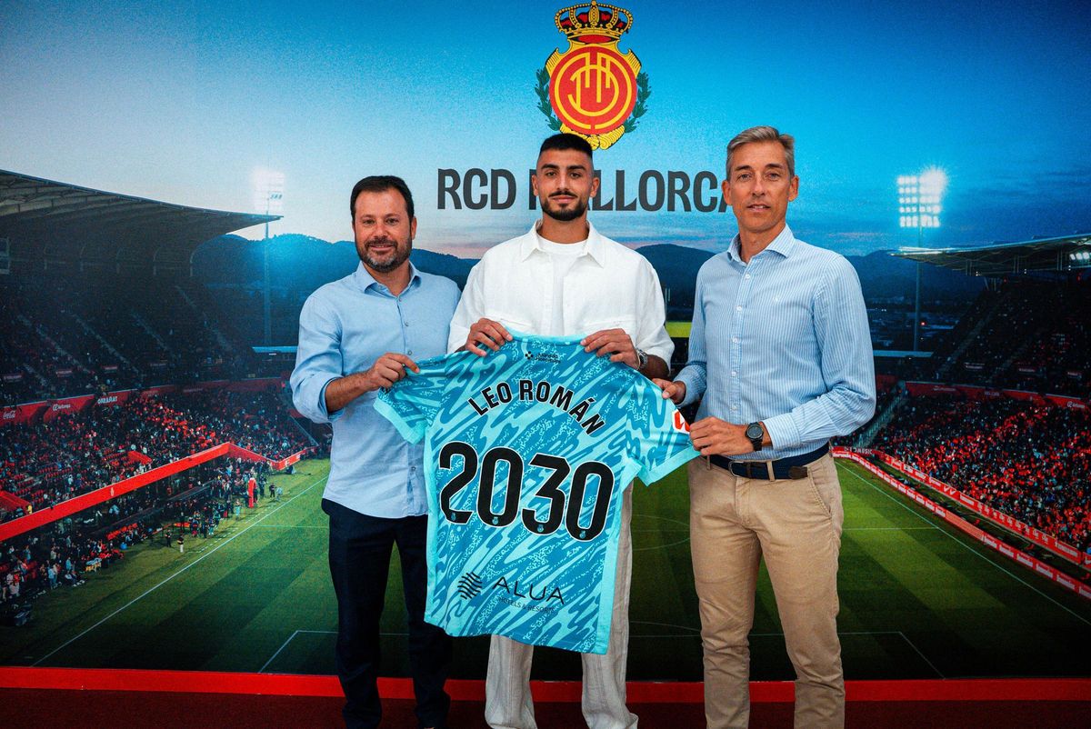 Leo Román posa junto a Pablo Ortells y Alfonso Díaz tras su renovación.