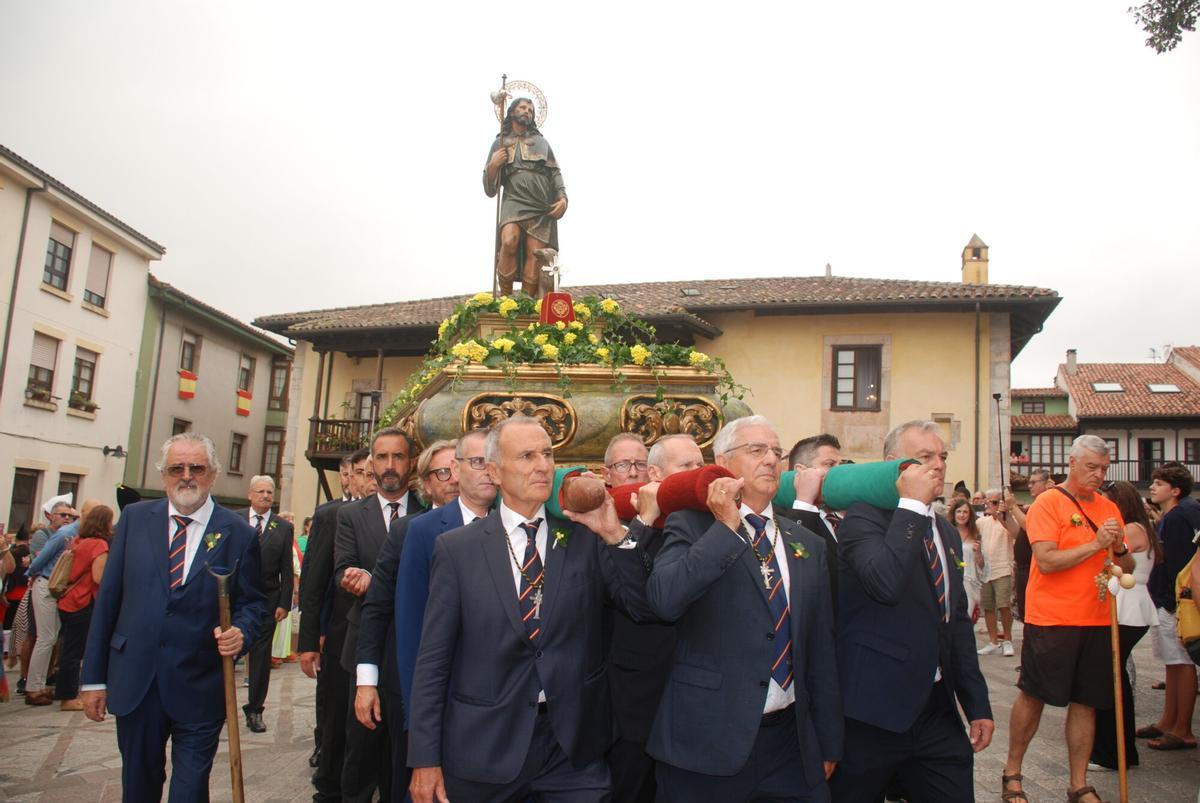 La imagen de San Roque, de procesión por la villa de Llanes