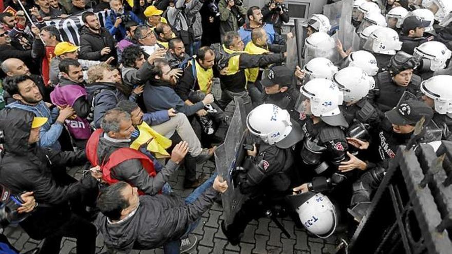 Manifestants i policia es van enfrontar ahir en llocs com Istanbul