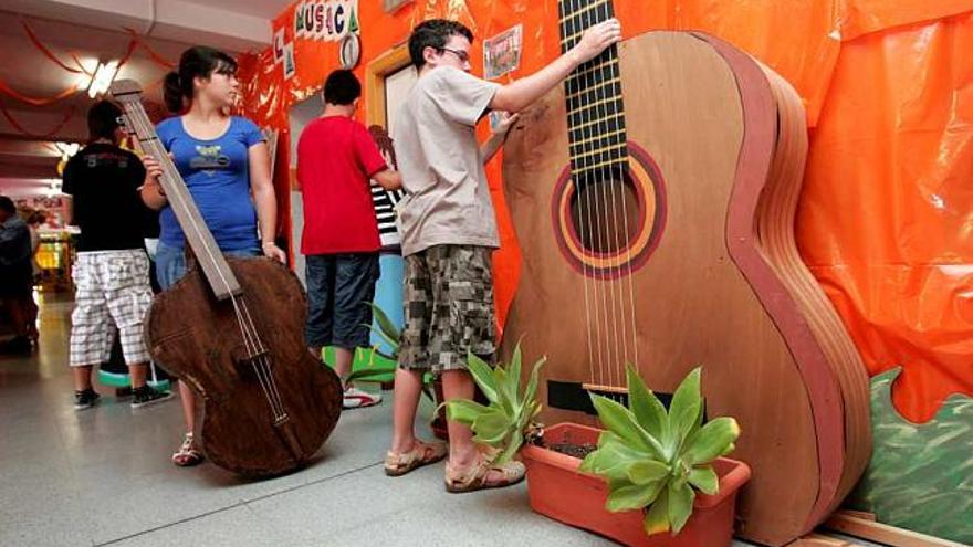 Elementos que formarán parte de la hoguera que se prepara en el colegio Jorge Guillén.