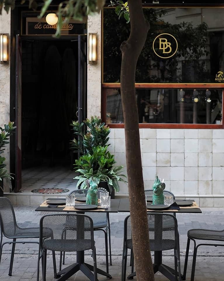 BardeBares está situado frente al Mercado Central