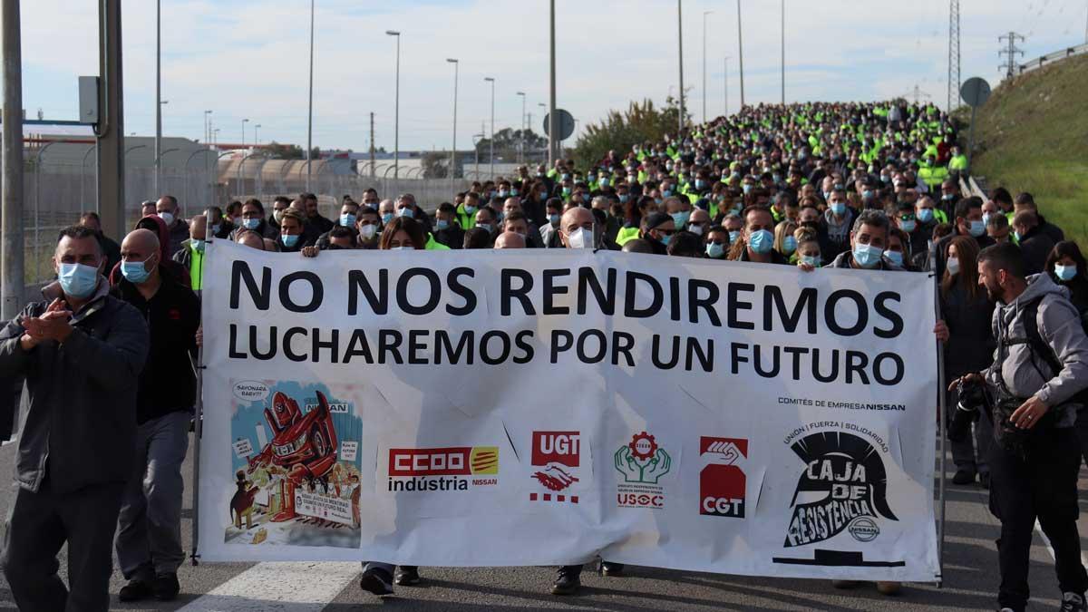 Cabecera de la manifestación de los trabajadores de Nissan en los alrededores de la fábrica de la Zona Franca de Barcelona