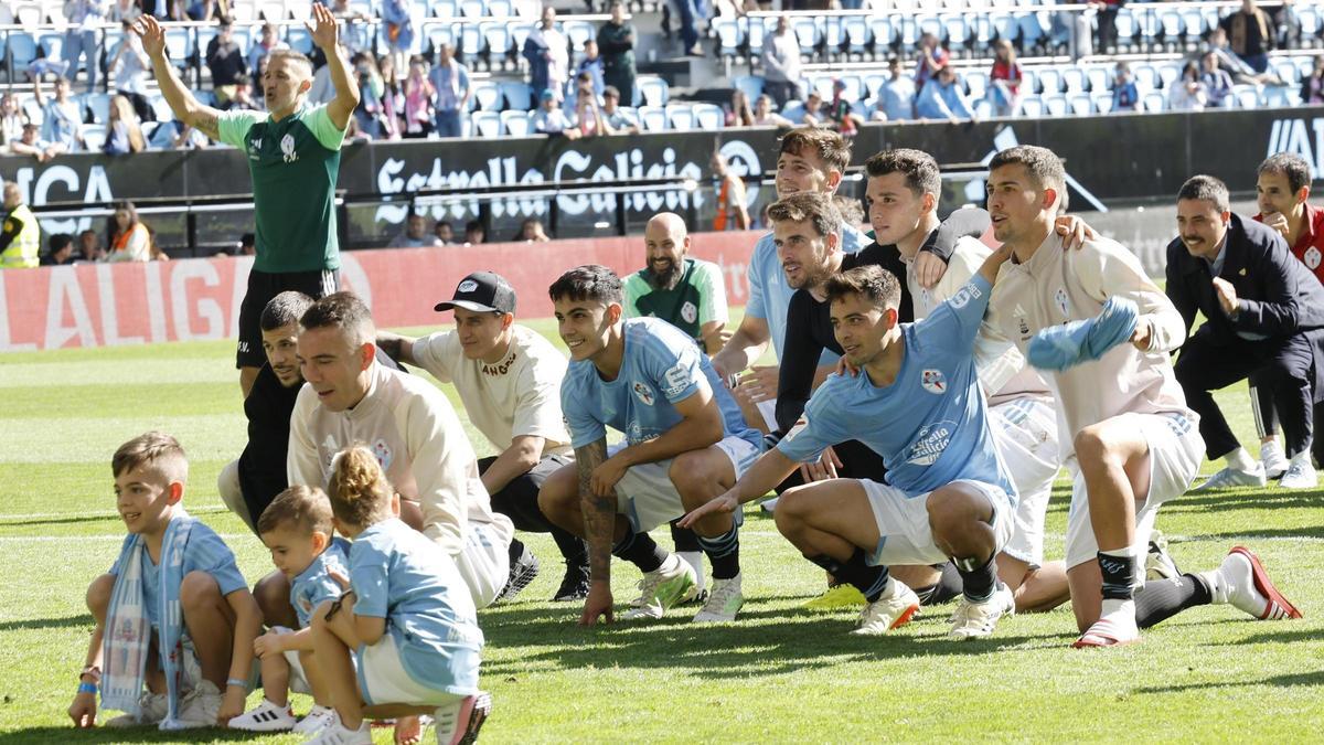 Los jugadores celebran el final de temporada con Siareiros.