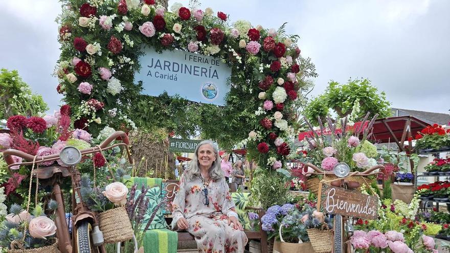 La canguesa Kiti Pérez triunfa con el photocall floral que da la bienvenida a la primera Feria de Jardinería del Occidente